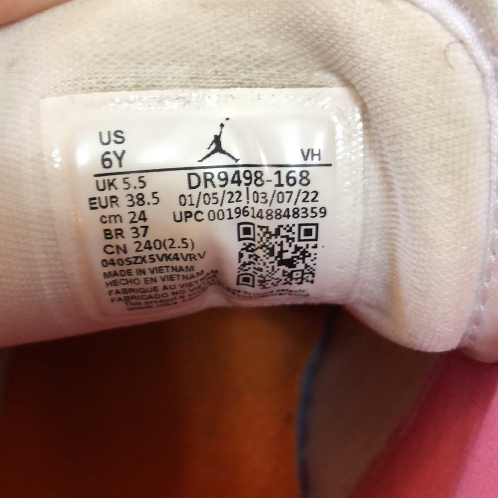 Girls Air Jordan “pinksickle” shoes. Size 6Y. Worn less than 10 times. - Picture 7 of 7